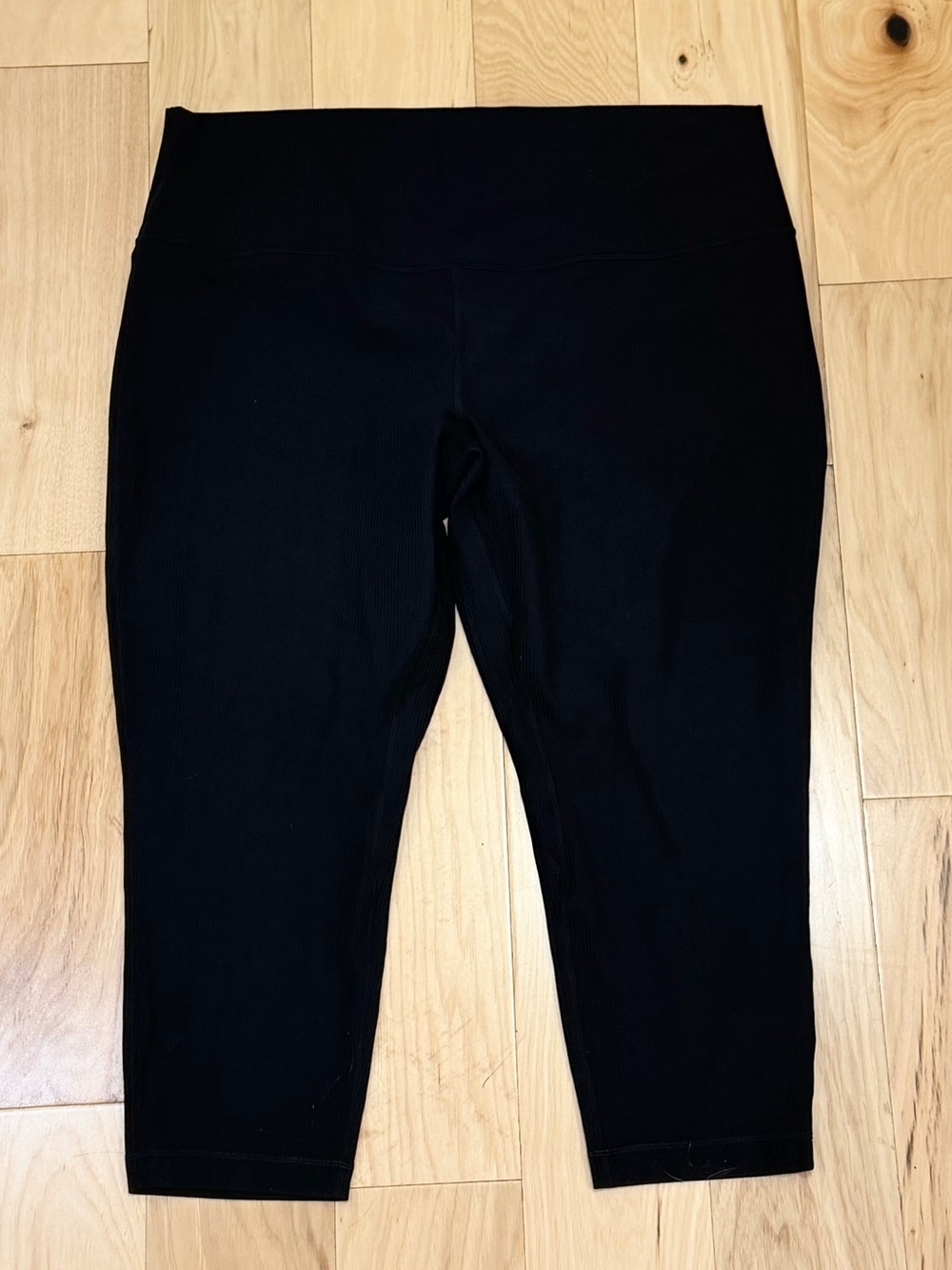 LIKE NEW Lululemon Women’s Align Ribbed High-Rise Crop Tights 23" - Picture 2 of 7